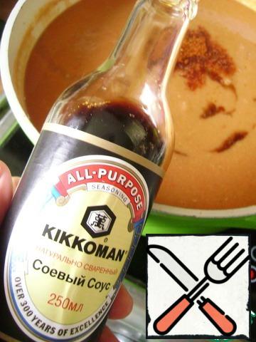 Return the saucepan on the fire, pour the second half of the soy sauce and sprinkle with curry powder, peppers and paprika. Stir, add salt to taste and bring to a boil.