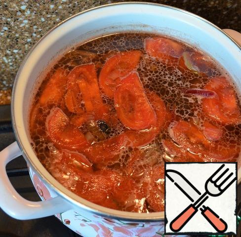 Add the tomatoes to the soup, cook for 5 minutes.
To correct for salt to taste.