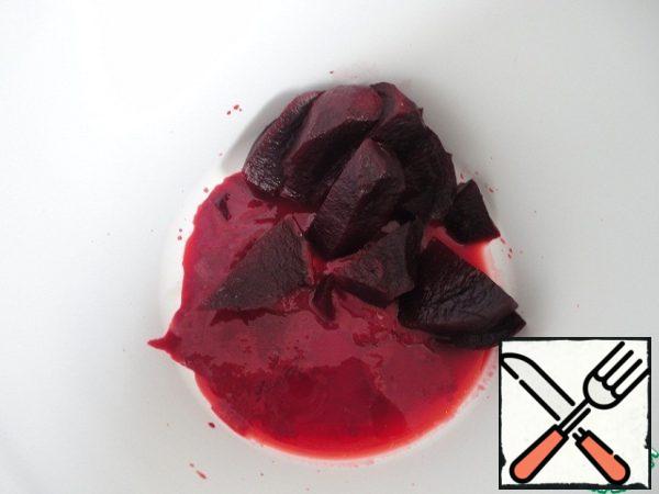 Add sliced beets and mashed in a blender.
