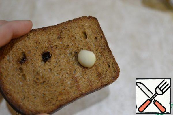 While the soup cools down, let's make bread - fry your favorite bread in the usual way - I do it on the grill, with vegetable oil and garlic.
