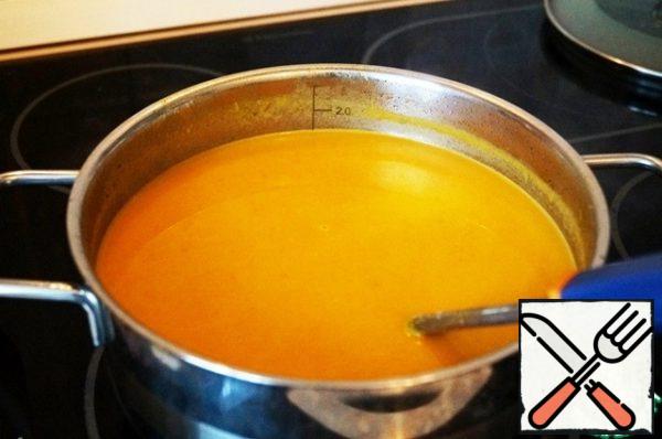 We pour the puree soup back into the pot and put on a weak fire (should not boil!). Pour the cream, salt. Stir and keep on fire for 5 minutes.