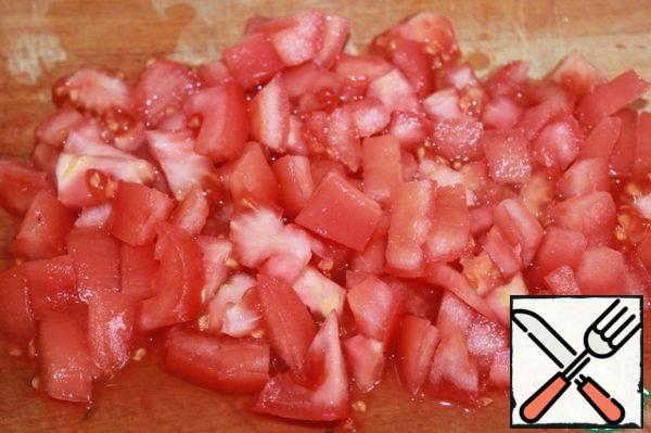 Tomato cut, lower in boiling water for 2 min. Remove the peel. Cut into dice.