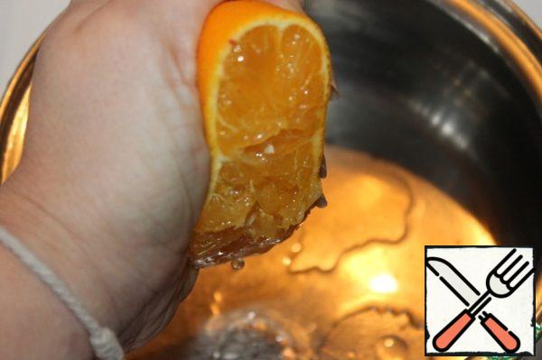 Wash the oranges and squeeze out the juice.
