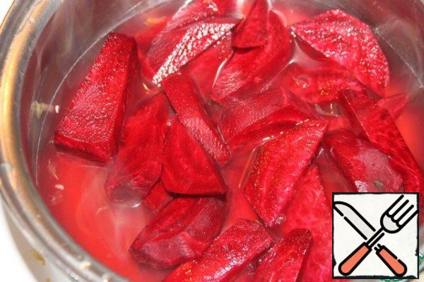 Cut the beetroot into slices so that it cooks faster.
And boil until tender in orange juice. If there is no juice, then you can add a little water.