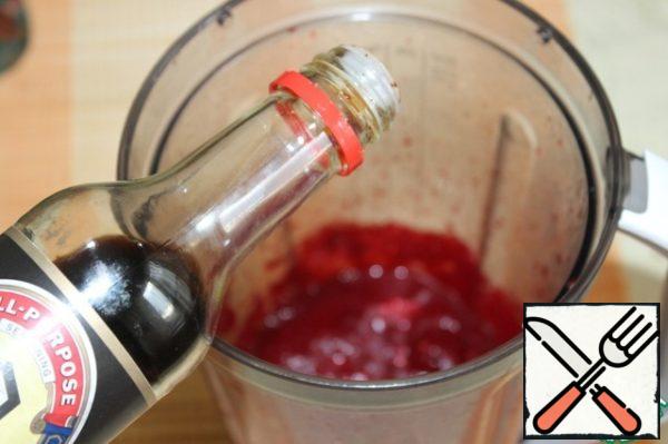 Whisk boiled beets with a blender with onion, garlic, vinegar, raspberries, soy sauce, lemon juice and olive oil.
