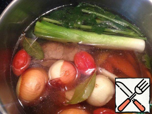 In broth to put meat, salt, pepper, vegetables, onion, parsley, Bay leaf, tomatoes, ( liver, mushrooms, cabbage, spleen -  optional), add water, bring to a boil for a few minutes, cook for 3.5 - 4 hours on small fire.