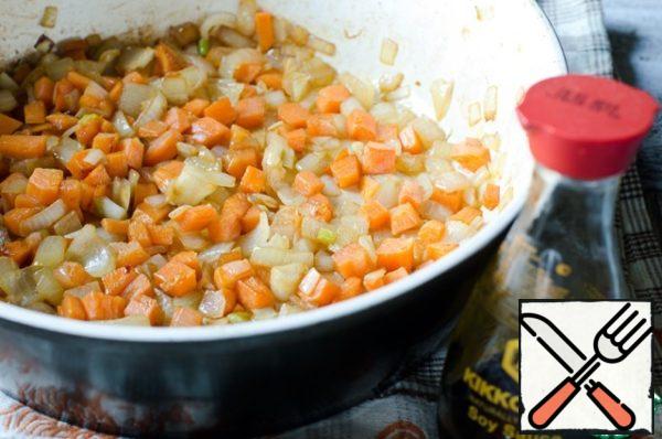 Carrots and onions peel and cut into cubes. In a pan heat the butter and fry the onions and carrots, add 3 tbsp soy sauce. Remove from heat.
