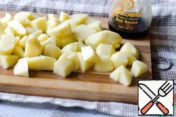 Peel the potatoes and cut them into cubes. Put potatoes and sauteed onions and carrots in the broth. Cook until the vegetables are soft. Add salt and pepper to taste.
