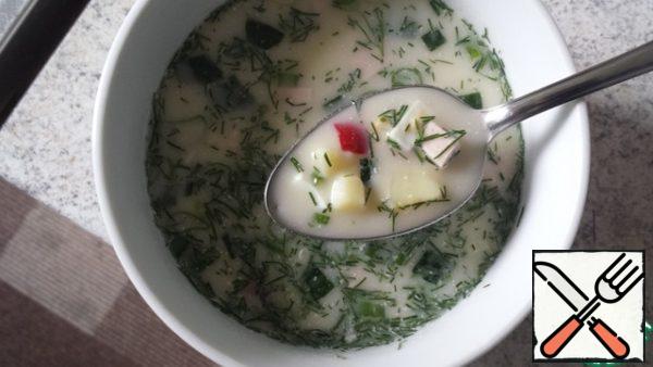 Then mix all the ingredients of the okroshka and pour in the remaining mineral water