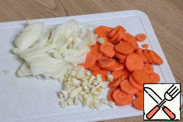 Toss them in a pan, add the fire, and a bit of roast vegetables (2-3 minutes).
Often not need to hinder.
I cut carrots into slices, cut into large onions. Was crushed garlic.