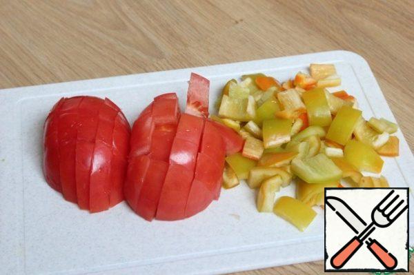 Cut tomatoes into 1/1 cm thick slices . Cut the pepper into the same pieces.
