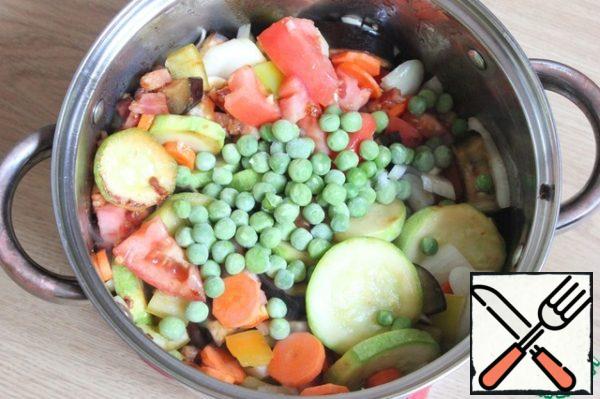 I add all sliced vegetables in the pot. Including frozen green peas.
I pour soy sauce, throw Provencal herbs, ground black pepper.
Fry in a pan for 3-5 minutes.
During this time, some of the vegetables will produce juice.
