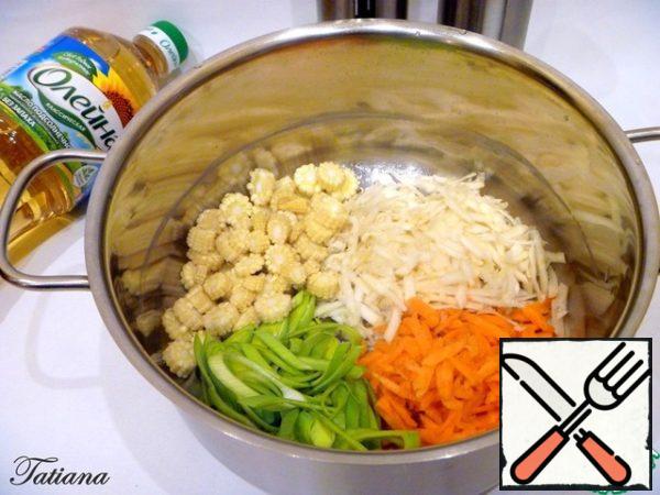 Vegetables well wash, peel the. On a large grater grate carrots and celery root, leeks and add corn.
In a pan (2.5 litres)with a thick bottom pour in 2-3 tbsp of sunflower oil, put the prepared vegetables, add salt (quickly vegetables will give the juice, and won't burn)and pepper, simmer on low heat 7-10 minutes.