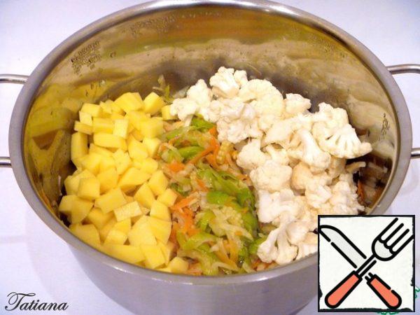 Potatoes cut into cubes, rinse in cold water from excess starch. Cauliflower disassemble into small florets. To stewed vegetables add potatoes and cauliflower, stir, put out under the lid for 3-5 minutes.