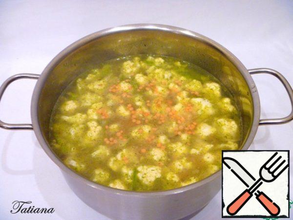 Pour boiling water or vegetable broth (1.5 liters), add salt to taste.
Bring soup to readiness on low heat 10-12 minutes.