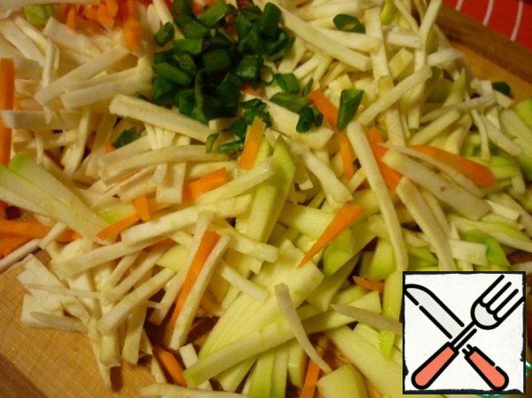 Bring the broth to a boil and cook the rice in it until tender. While the rice is cooking, cut carrots, celery, parsley root, kohlrabi into very thin strips. Cut green onions into rings.
Once the rice is cooked, add all the vegetables to the soup and simmer for 3 minutes.