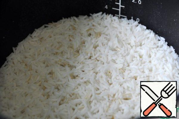 Wash the rice, pour water in a ratio of 1 to 2, bring to a boil and cook on low heat for 20 minutes. I cooked rice in the multicooker mode "Rice", "Crumbly rice".
