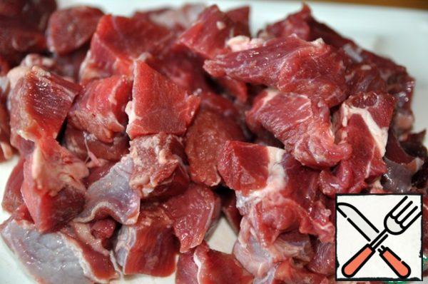 Take the meat (pulp): lamb or beef and cut into cubes about 1.5 cm in size .
