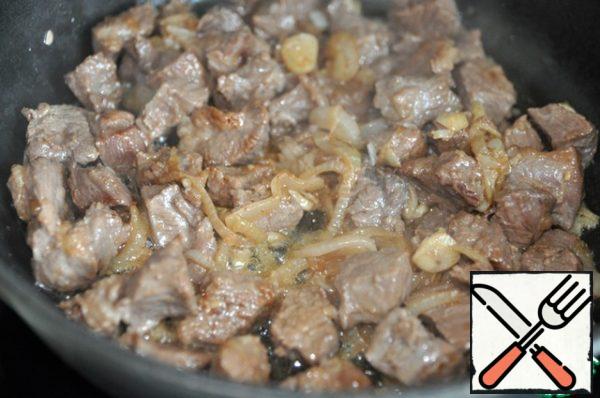 Put the meat and fry until brown, stew for about 30 minutes.