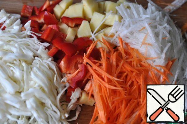 Carrots, cabbage and radishes cut into thin strips, potatoes and pepper cubes.
Add all the vegetables to the fried meat.