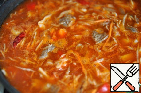 Fill with water (about 1 liter).
And cook for 40 minutes. At the end of cooking, add the bay leaf.