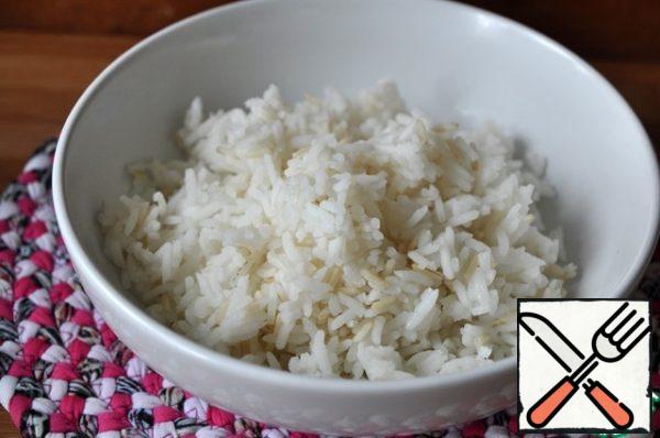 In a soup bowls put  the cooked rice. Pour in rice "soup".