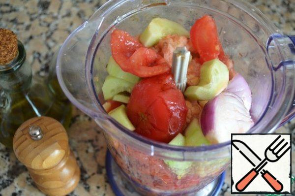 Put half of all the vegetables, bread, olive oil, vinegar and tomato juice in a food processor or blender, add salt and freshly ground black pepper and chop everything until you get a homogeneous thick soup.
Repeat with the remaining ingredients.
Pour the soup into a saucepan and refrigerate for about 2 hours.