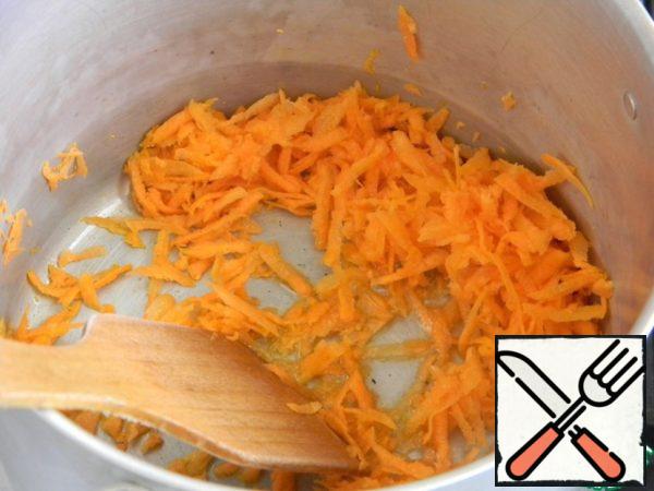 Carrots grate on a coarse grater. Add to the pot and fry gently in butter for 2 minutes.