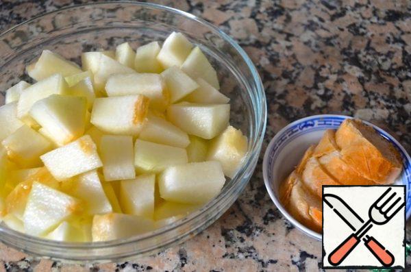 Peel the melon, cut into cubes. Leave some melon for decoration.
Soak the bread.
Dry the dried tomatoes on a paper napkin to remove excess oil.