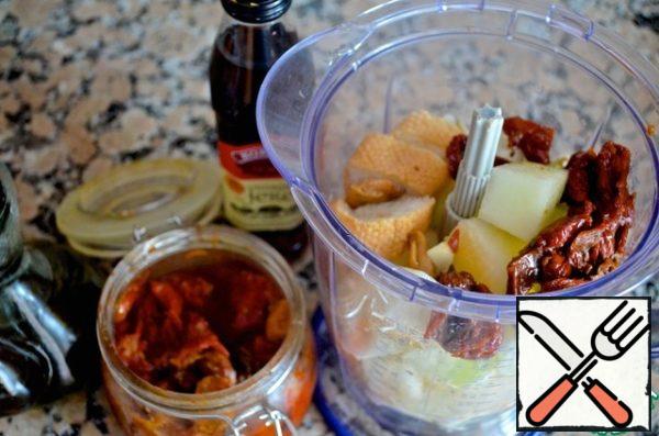 Put half of all the ingredients, except mint and ham, in a blender and grind until smooth.
Repeat with the remaining ingredients.
Pour the soup into a saucepan, season with salt and pepper and put it in the refrigerator for at least 2 hours, preferably overnight.
In a frying pan, fry thin layers of ham on both sides so that they become crispy. Dry on a paper towel and break into small pieces, leaving 4 whole ones for decoration.
