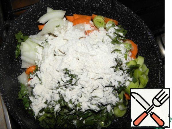 Preheat a frying pan with vegetable oil, put the vegetables, add spices and 2 tablespoons of flour, fry for 5-6 minutes on medium heat.
