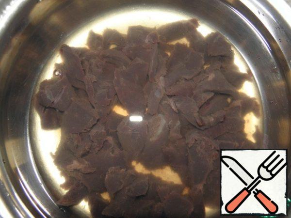 Fill the liver with water and put it to boil for 10 minutes.
