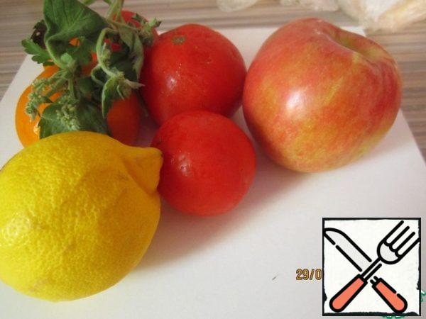 We will need: apples 3 pieces, tomatoes 6 pieces, lemon 1 piece, 3 green onion feathers, herbs and spices. Use apple cider instead of vinegar.
