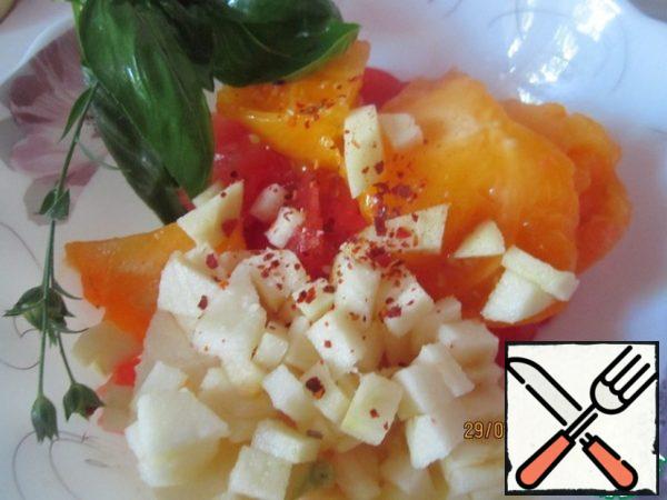 Cut crosswise at the base of the tomato, dip the tomatoes in boiling water for 30 seconds, then remove the skin from the tomatoes.
Peel the apples and cut them into cubes.
Finely chop the green onion.
Cut a third of the apple into thin strips, sprinkle with lemon juice.
