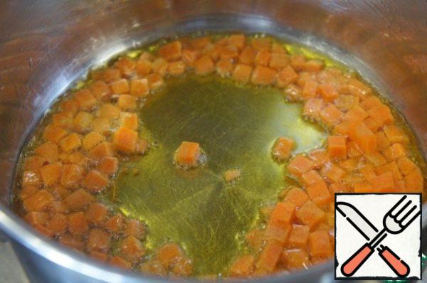 In a small saucepan with a thick bottom, heat 2 tablespoons of vegetable oil and fry the carrots for 3-4 minutes.