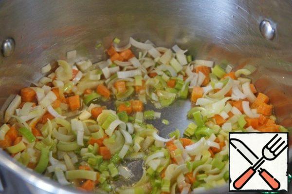 Add onion and garlic, stir for 1 minute.