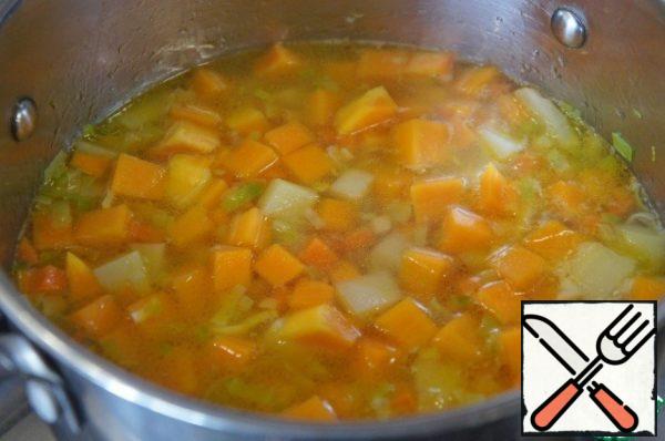 Pour boiling water so that it just covers the vegetables, bring to the boil, add salt and cook over low heat until the vegetables are tender.