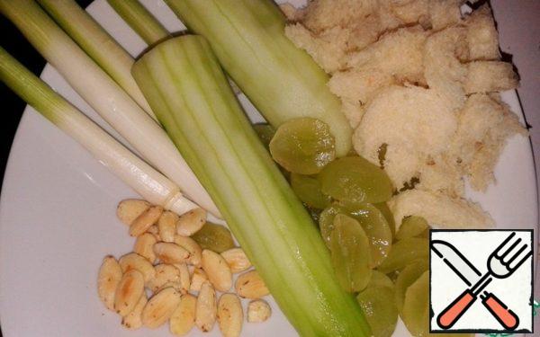 Leeks cut  finely, fry lightly over low heat in oil and leave to cool.
Almonds, too, finely cut.
Put all the sliced ingredients in a blender, add sour cream, lemon juice, salt, a little olive oil and whisk well, for about a minute at a low speed.