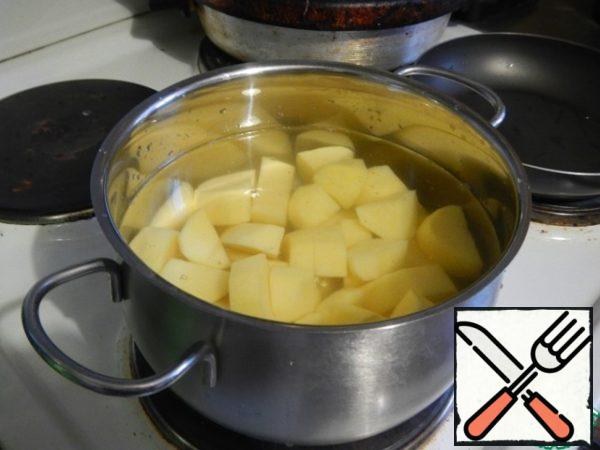 Peel the potatoes, wash them and cut them into small pieces. Boil in a liter of water. The water does not drain!!
