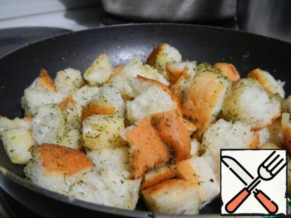 Melt the remaining butter and add the bread. For taste I add pepper and dried dill. Send croutons in the oven (since I have no oven, I cook croutons in an aerogrill at a maximum temperature of - four minutes).