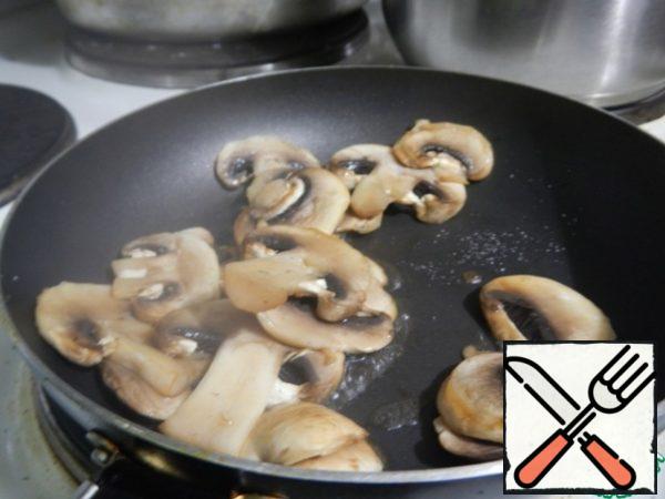 Cut and fry the remaining mushrooms.