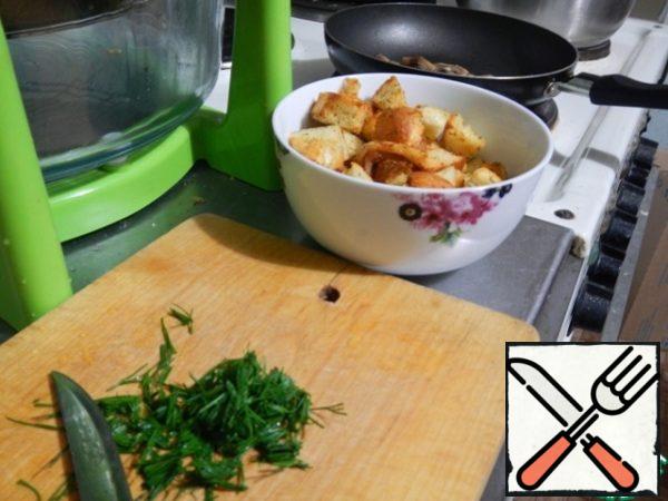 Mushrooms and croutons are ready.
Chop the greens.