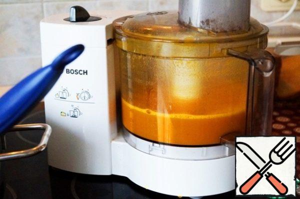When the soup is cooked, pass it through a blender or whisk it in a combine (the nozzle, of course, is a knife). At the output we get about 1.8 liters of soup.
