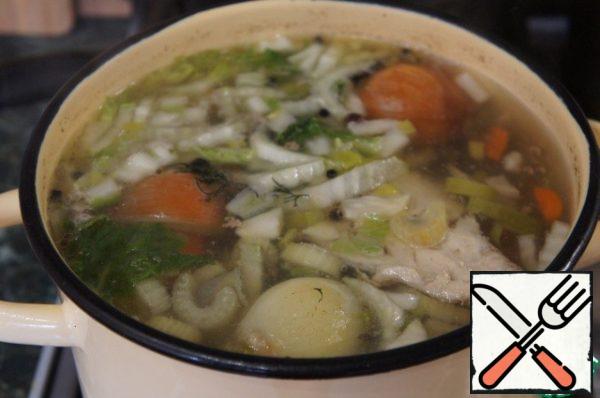 Cook the broth with vegetables (onion, carrot, celery root) and spices (black pepper, allspice, cloves).
