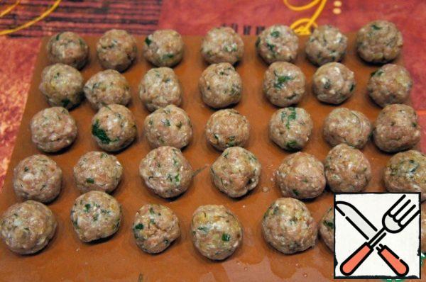 Put the minced meat in a bowl, add the onion, spices, seasoning and herbs, very finely chopped and fried until golden brown, mix. If the minced meat is too thick, pour in a spoonful of water. Mix the minced meat. Roll up small balls, put them on a board and take them out into the cold.
