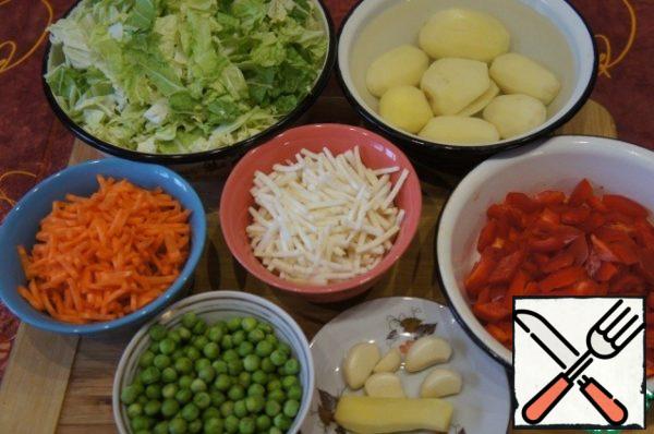 Prepare the vegetables (all vegetables are weighed already peeled).
Chop carrots and celery into strips, cut pepper into small lozenges, diced potatoes, cut cabbage lengthwise into wide strips, and then across with wide noodles. Grate ginger, finely chop garlic with a knife. Boil the mushrooms and cut into pieces.