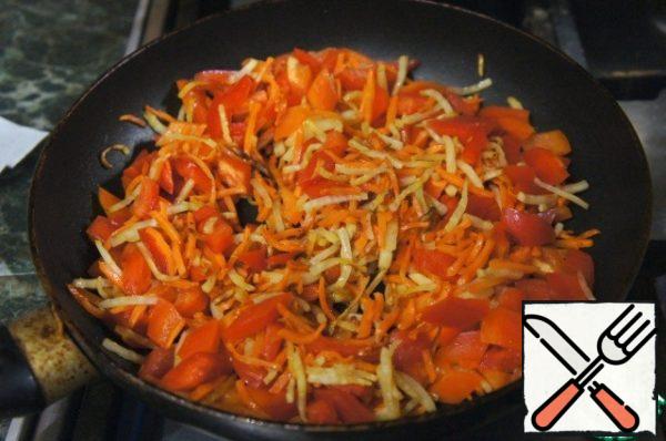 Carrots and celery fry in vegetable oil until soft, add the pepper and fry for 5 minutes. Add tomato paste and cook for a few minutes.