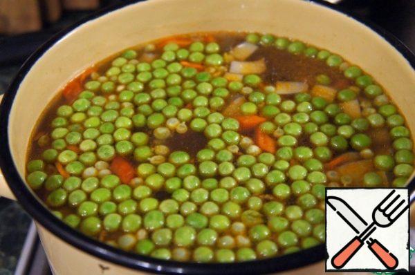 In the boiling broth add potatoes and mushrooms, bring to a boil and cook over low heat for 10 minutes. Lay the meatballs in the soup, add the browned vegetables and the peas, season with salt and cook for another 10 minutes.