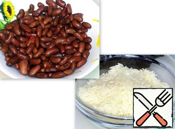 For the soup, I used boiled dry beans and raw rice.
Pour hot water into a saucepan, put the beans and put them to cook.