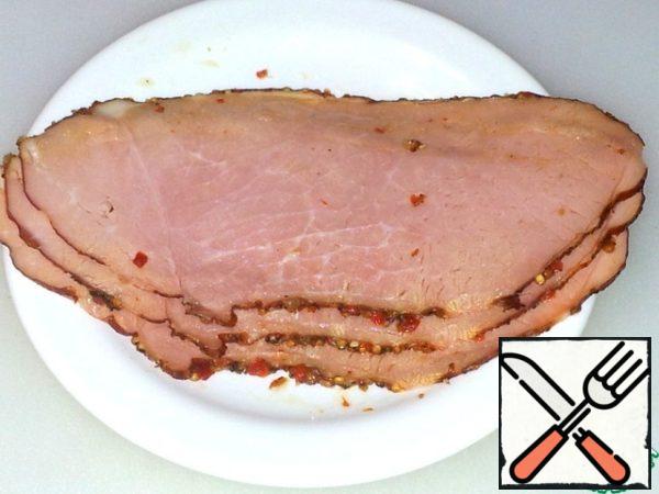 For those who do not observe fasting, I added fragrant, spicy ham to the soup.
Cut it into thin slices.